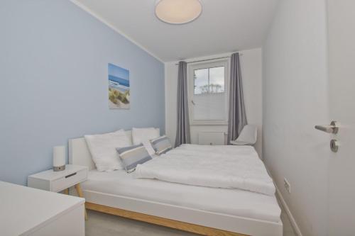 Postel nebo postele na pokoji v ubytování moderne Ferienwohnung mit eigener Terrasse - Haus Inselwind FeWo MEERsand