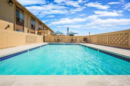 ein Swimmingpool mitten in einem Gebäude in der Unterkunft Days Inn by Wyndham Yakima in Yakima