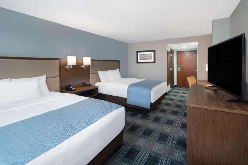 Een bed of bedden in een kamer bij Holiday Inn Express & Suites - Mobile - I-65, an IHG Hotel