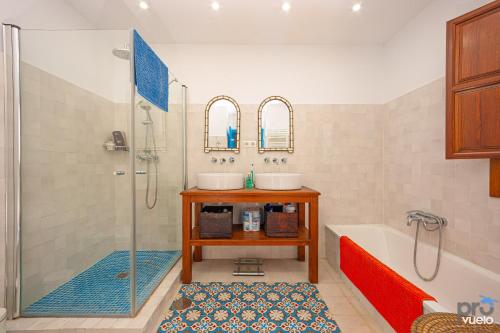 ein Badezimmer mit zwei Waschbecken und einer Dusche in der Unterkunft The Blue House in La Herradura