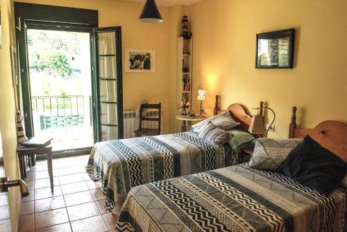 カンガス・デ・モラソにあるCASA CURROVELLO. On the coast of the Vela Peninsula of Morrazo. Pontevedraのベッド2台と窓のある寝室