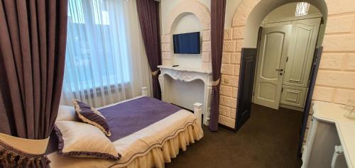 ein Hotelzimmer mit einem Bett und einem Fenster in der Unterkunft Pidkova in Riwne