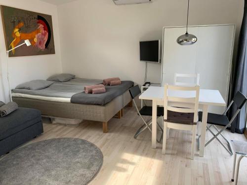 a room with two beds and a table and a desk at Toppmodernt litet hus nära Kalmar slott och havet in Kalmar