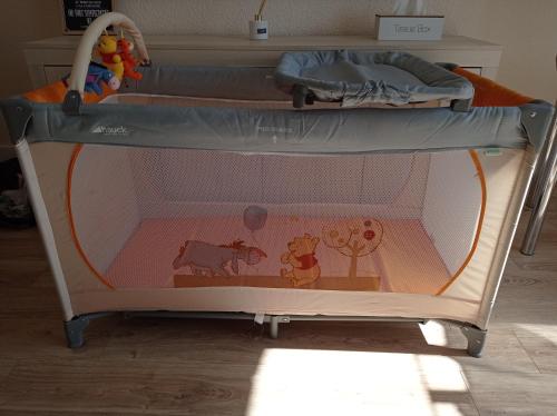 - un lit superposé avec un lit bébé dans une chambre dans l'établissement Appartement lumineux, 400m de la plage., à Berck-sur-Mer