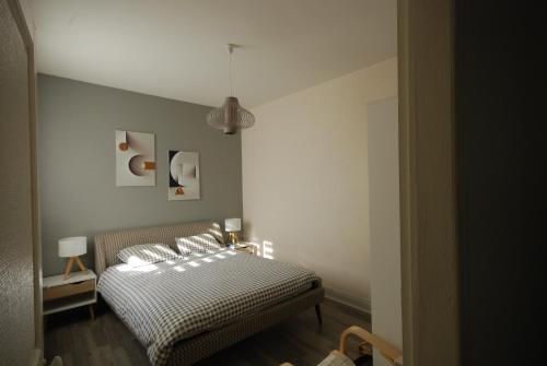 ein Schlafzimmer mit einem Bett in einem Zimmer in der Unterkunft La réserve à bonheurs in Les Sables-dʼOlonne