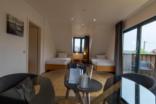 Una cama o camas en una habitación de Appartementanlage am Arnumer See