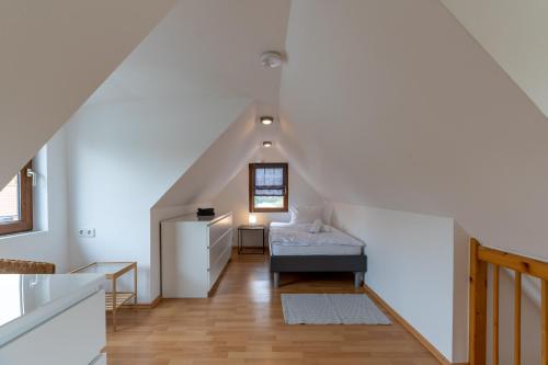 Una cama o camas en una habitación de Appartementanlage am Arnumer See