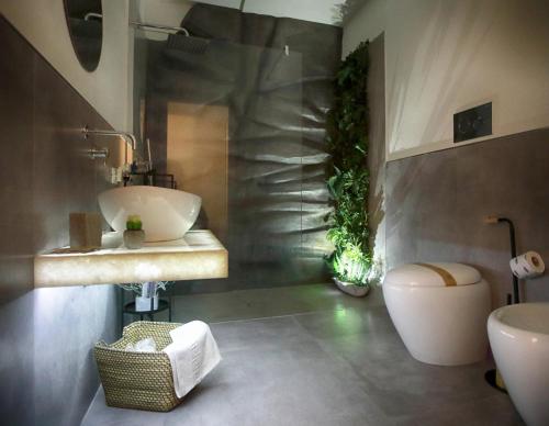 a bathroom with a sink and a toilet at b&b le onde praiola in Terrasini