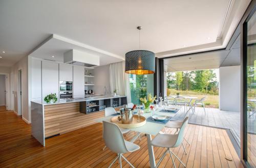 een keuken en eetkamer met een tafel en stoelen bij Au bois du Sart-Tilman in Sur le Mont