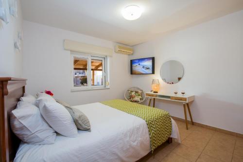 Säng eller sängar i ett rum på Manolia Dream Apartment 30m to the beach