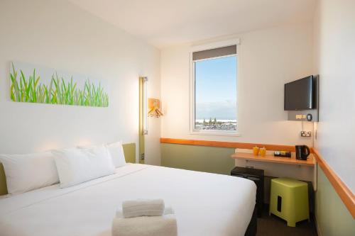 Cama ou camas em um quarto em ibis budget Antwerpen Centraal Station