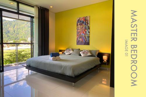 Postel nebo postele na pokoji v ubytování Stylish Condo w. Pool View 2F