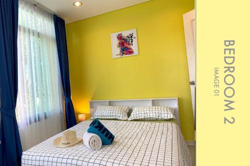 Postel nebo postele na pokoji v ubytování Stylish Condo w. Pool View 2F