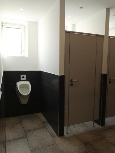 Bilik mandi di MAC City Hostel