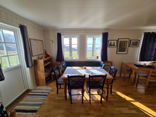uma sala de jantar com mesa e cadeiras em Utsira Overnatting - Kvalvik em Utsira