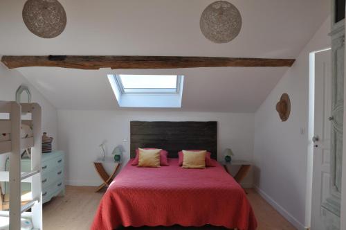 1 dormitorio con 1 cama con manta roja en VILLA VILLOU, en Romanèche-Thorins