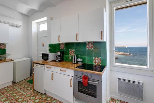 une cuisine avec vue sur l'océan dans l'établissement Cabanon de Malmousque, à Marseille