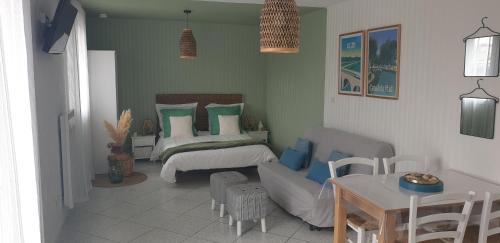 um quarto com 2 camas, uma mesa e cadeiras em Studio indépendant dans maison individuelle em Brax