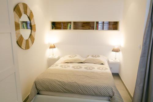 リル・シュル・ラ・ソルギュにあるstudio Vaucluse Clovisの小さなベッドルーム(ベッド1台、ランプ2つ付)