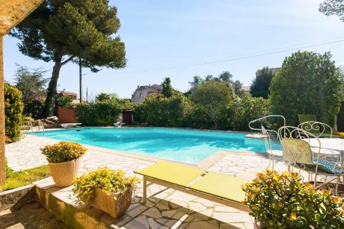 - une piscine avec une table et des chaises dans la cour dans l'établissement Studio Varélia - Welkeys, à Six-Fours-les-Plages