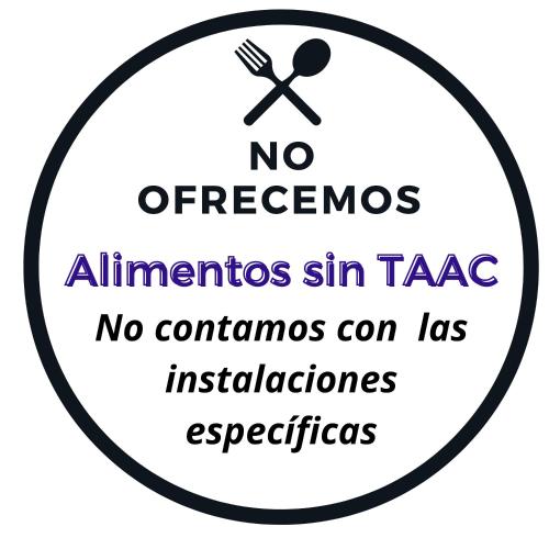 een bord met de tekst 'geen aanstootgevende immigranten', plakband en een vork bij Kume Ruca in Las Grutas