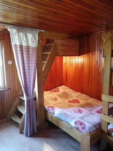 - une chambre avec des lits superposés dans une maison dans l'établissement Le chalet de Rothenbuhl, à Dabo