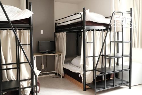 Двухъярусная кровать или двухъярусные кровати в номере Hotel Mikado