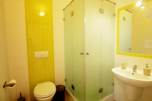 La salle de bains est pourvue d'une douche, de toilettes et d'un lavabo. dans l'établissement Casa a Sul - Lagos Guesthouses, à Lagos