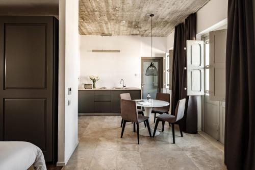 Η κουζίνα ή μικρή κουζίνα στο 19 ROOMS