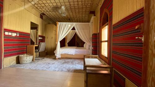Postel nebo postele na pokoji v ubytování Fort Guesthouse نُزل القلعة