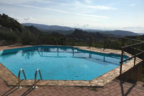 einen großen Pool mit Bergblick in der Unterkunft Casa di Maia, piscina, posto auto e giardino in Costa Paradiso