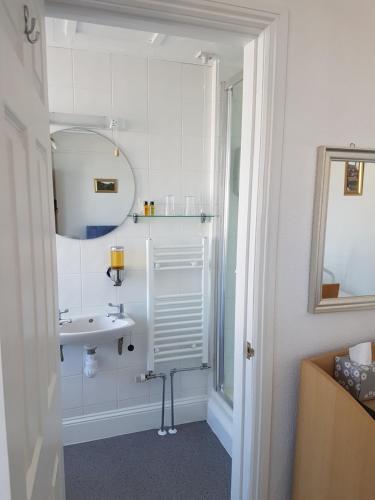 Kylpyhuone majoituspaikassa Montrose Guest House