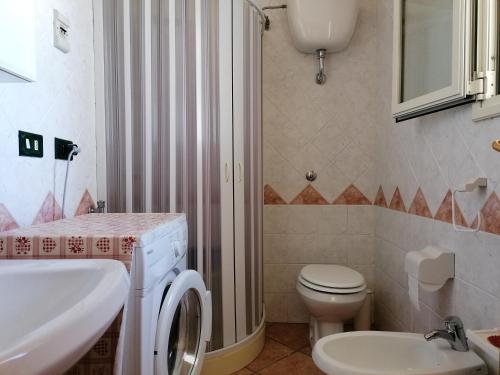 y baño con aseo, lavabo y lavadora. en Villa Mary - Salento, Apulia (Italy), en San Vito dei Normanni