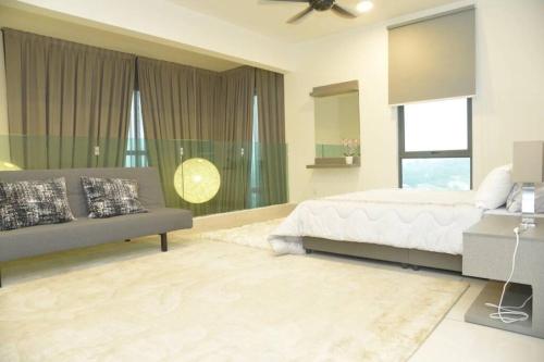 1 dormitorio con cama, sofá y ventana en EVO DUPLEX OKED homestay, en Kampong Sungai Ramal Dalam