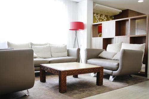 a living room with couches and a coffee table at Morlans Garden in Paguera