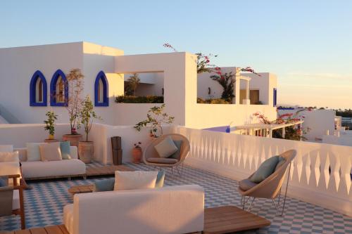 アカバにあるCloud 7 Residences Ayla Aqabaの建物の上に椅子とテーブルが置かれたバルコニー