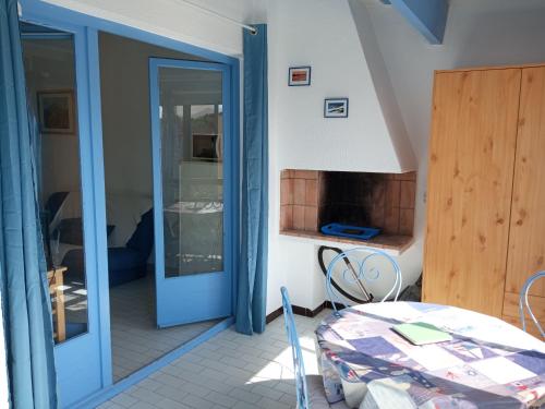Cette chambre comprend une table et une porte en verre. dans l'établissement La Halte, à Plage dʼArgelès