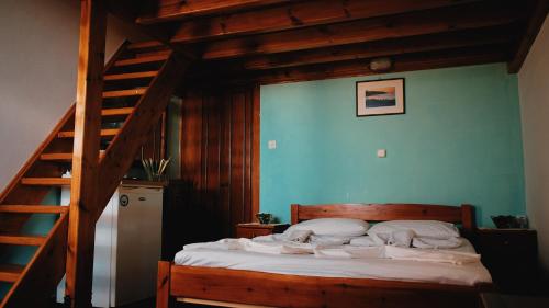 Un pat sau paturi într-o cameră la Pension Galini