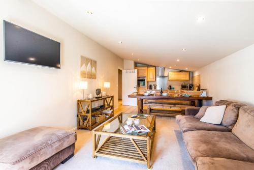 un salon avec un canapé et une table dans l'établissement SCHUSS D4, à Morzine