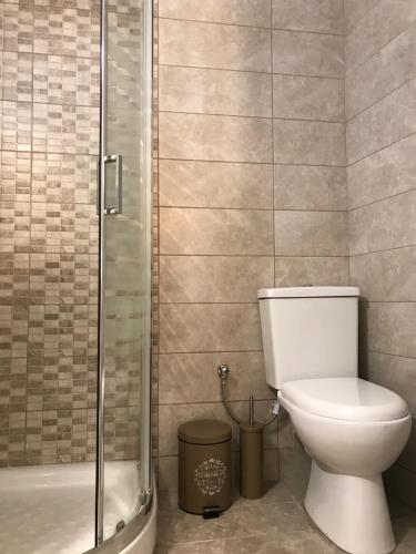 A bathroom at LEONORA’S APARTMENT