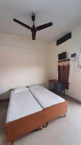 Katil atau katil-katil dalam bilik di Zaina Tourist Home
