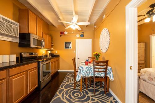 Dapur atau dapur kecil di Rose Lane Villas