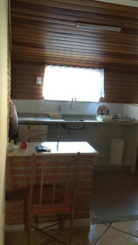 Kjøkken eller kjøkkenkrok på Vilarejo Penedo Chalés