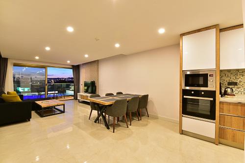 a kitchen and dining room with a table and chairs at Jasmin Elite Residence & SPA in Gümbet