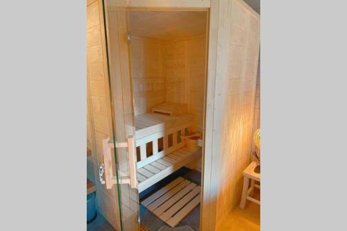 Una puerta de cristal de un armario pequeño con escaleras. en Le refuge des amoureux, charme et confort welness. en Vaux-sur-Sûre