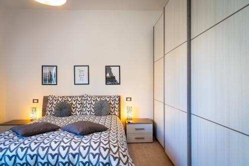 Appartamento di Daniele في بورتوفيرّايو: غرفة نوم عليها سرير ووسادتين