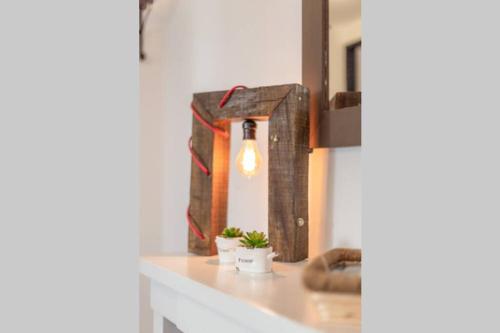 a room with a table with a mirror and a light at Super céntrico y con espectacular VISTA AL LAGO in San Carlos de Bariloche