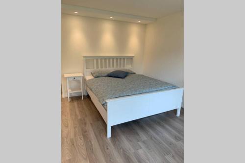 sypialnia z białym łóżkiem i niebieską poduszką w obiekcie Studio neben Therme für 2 Erwachsene neu renoviert w mieście Vals