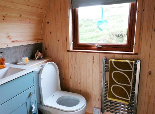 PaibleにあるAir a’ Chroit Luxury Podsのバスルーム(トイレ、洗面台付)、窓が備わります。
