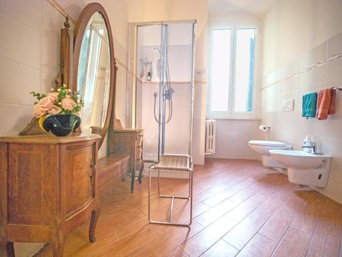 ジェノヴァにあるa due passi dal centroのバスルーム(洗面台、トイレ、鏡付)
